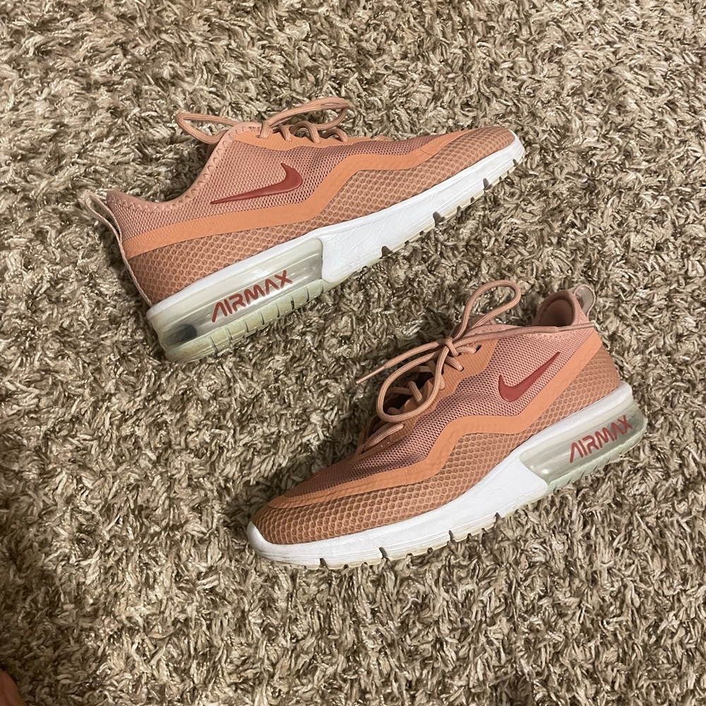 Beautiful peachy/pink Nike airmax!